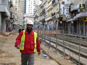 602 travaux rue de mostaganem constrution du tram un ouvrier de france qui travail a oran